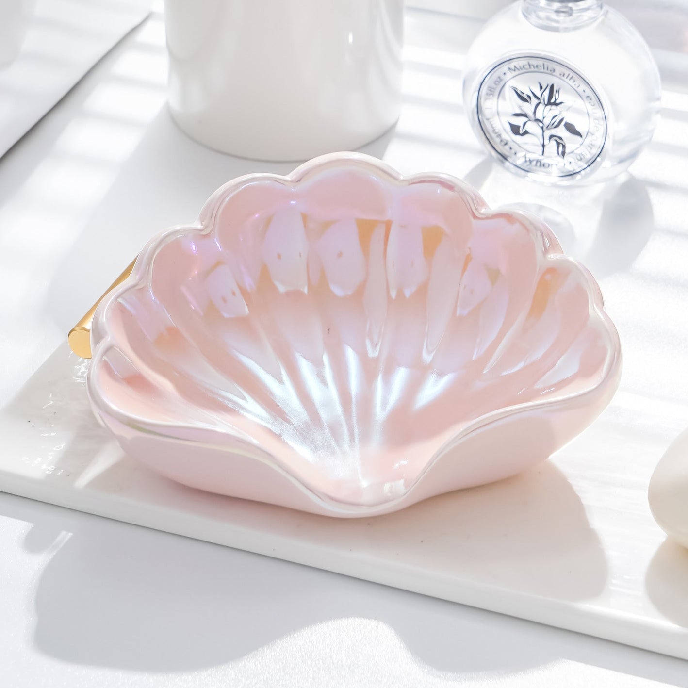 Pearlescent Glaze Ceramic Light Luxury Shell Shape Drain Soap Dish